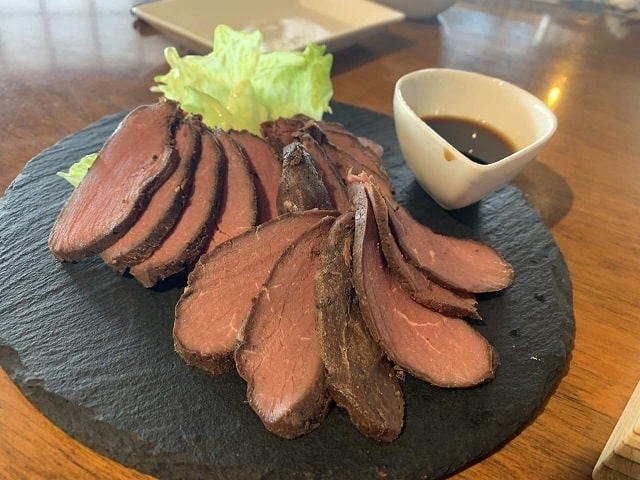 ローストされた鹿肉料理