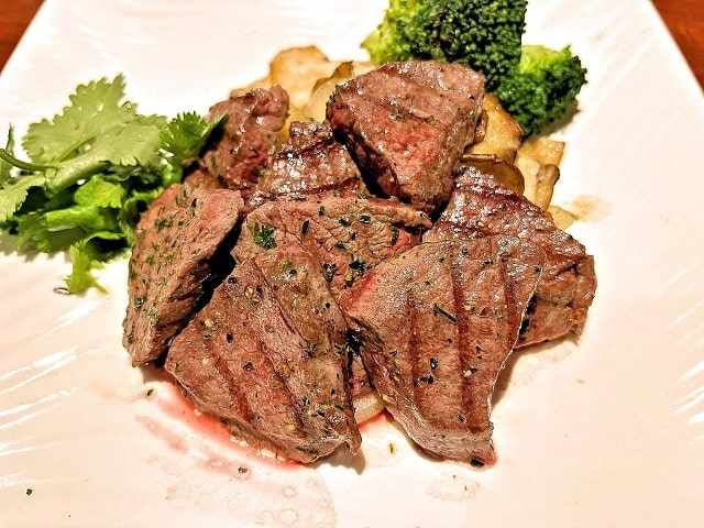 鹿肉のステーキ